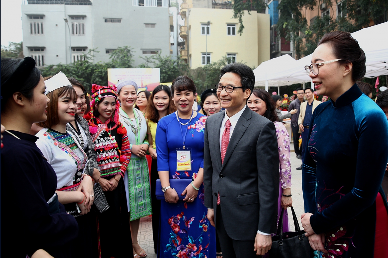 Phó Thủ tướng Vũ Đức Đam trò chuyện với các bạn sinh viên Trường ĐH Văn hoá Hà Nội.