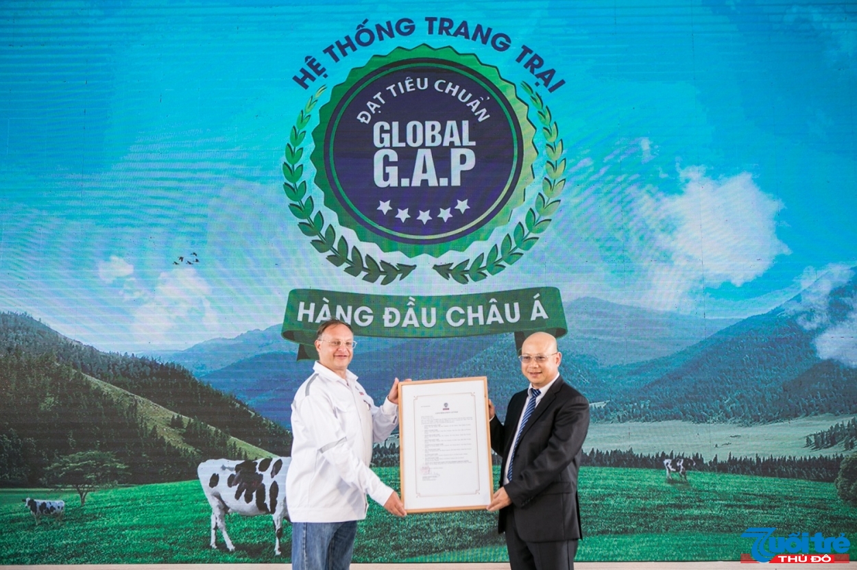 Vinamilk là công ty sở hữu “Hệ thống trang trại bò sữa đạt tiêu chuẩn Global G.A.P. lớn nhất Châu Á” do Tổ chức Bureau Veritas Certification chứng nhận.