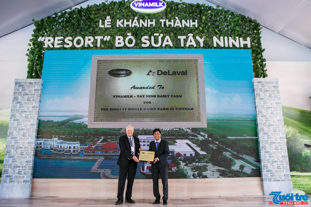 Ông Sören Lundin - Phó Chủ Tịch Khu Vực Châu Á Thái Bình Dương của Tập đoàn Delaval trao tặng giải thưởng “Trang trại bò sữa độc lập lớn nhất Việt Nam” cho đại diện Vinamilk.