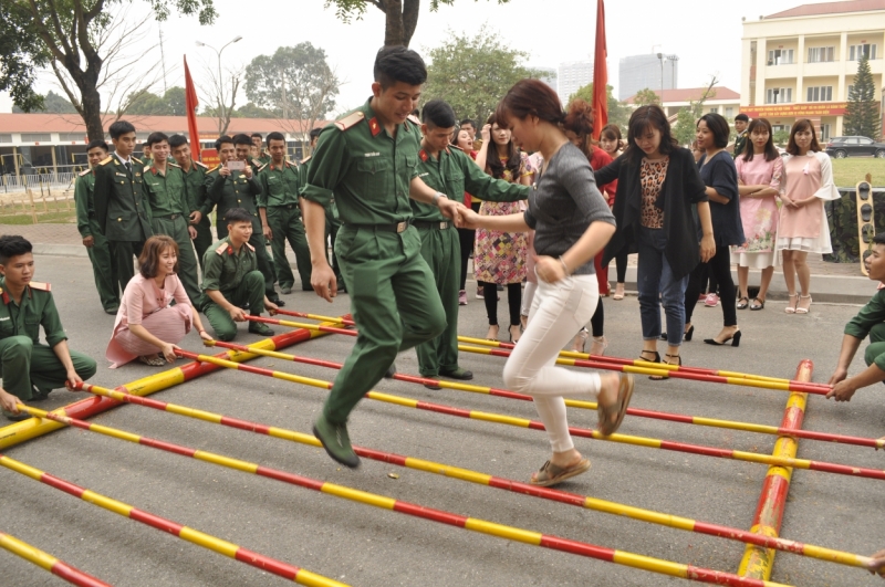 Đoàn thanh niên Tiểu đoàn Thiết giáp 47 phối hợp với Đoàn phường Phương Canh, quận Nam Từ Liêm tổ chức các hoạt động văn hóa văn nghệ