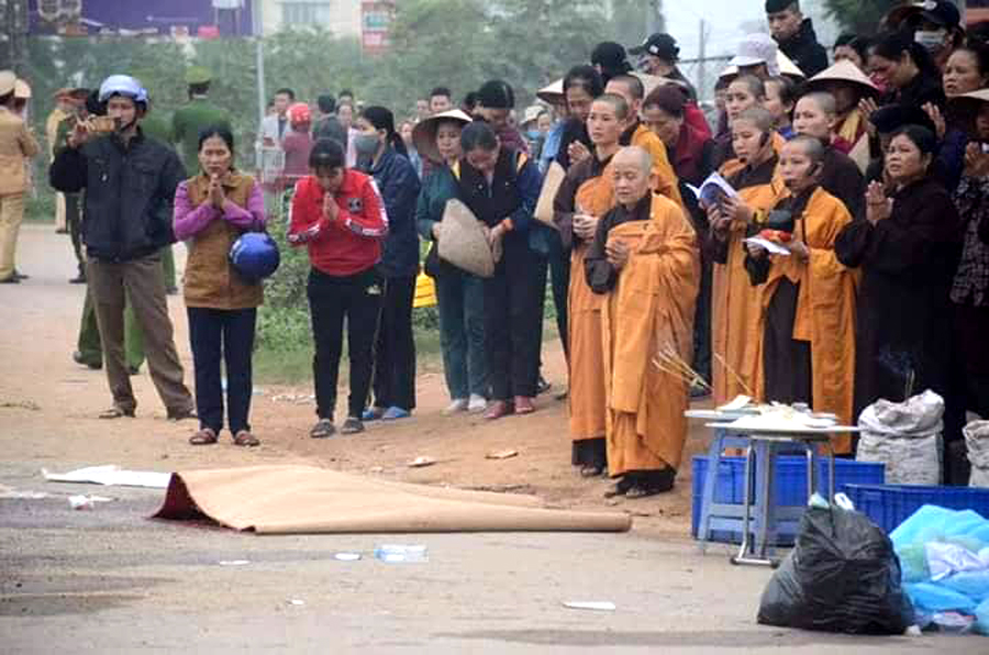 Vụ xe khách đâm vào đoàn người đưa tang ở Vĩnh Phúc: Nỗi đau của thân nhân người gặp nạn