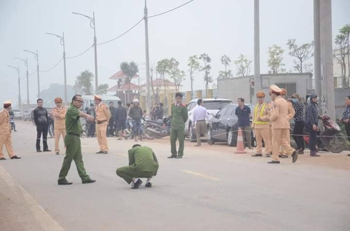 Lực lượng chức năng điều tra, khám nghiệm hiện trường vụ tai nạn