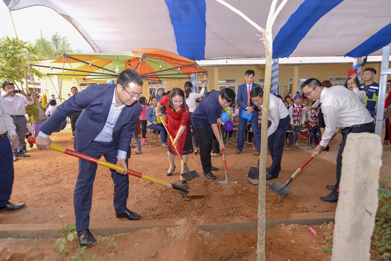 Các vị lãnh đạo trồng cây lưu niệm tại điểm trường Na Ngoi.