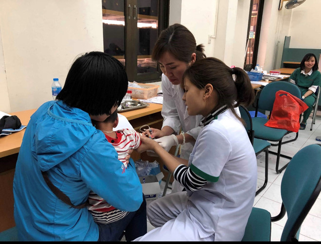 Phụ huynh đưa con đi xét nghiệm sán sau vụ việc ở trường Mầm non Thanh Khương, Thuận Thành, Bắc Ninh.