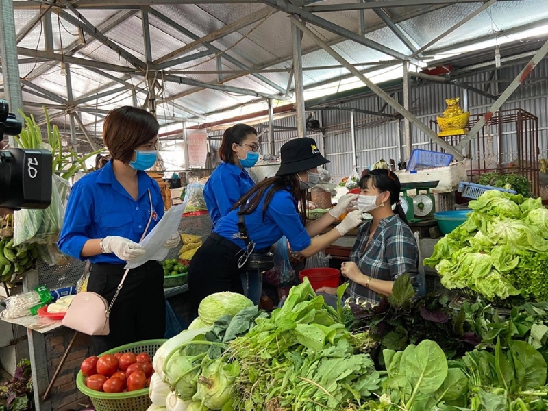 Đoàn viên, thanh niên quận Bắc Từ Liêm phát khẩu trang miễn phí tới người dân