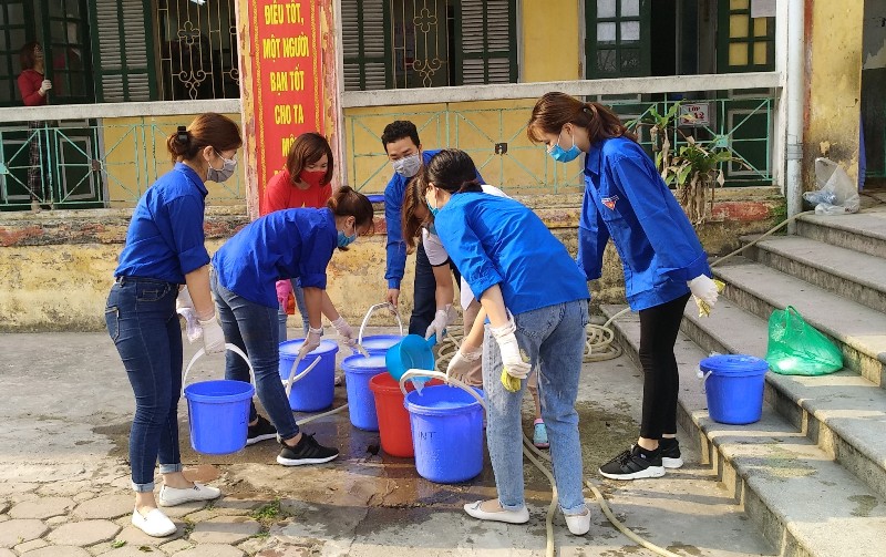 Đoàn viên, thanh niên quận Hoàng Mai hỗ trợ các trường học công tác khử khuẩn phòng chống dịch Covid-19