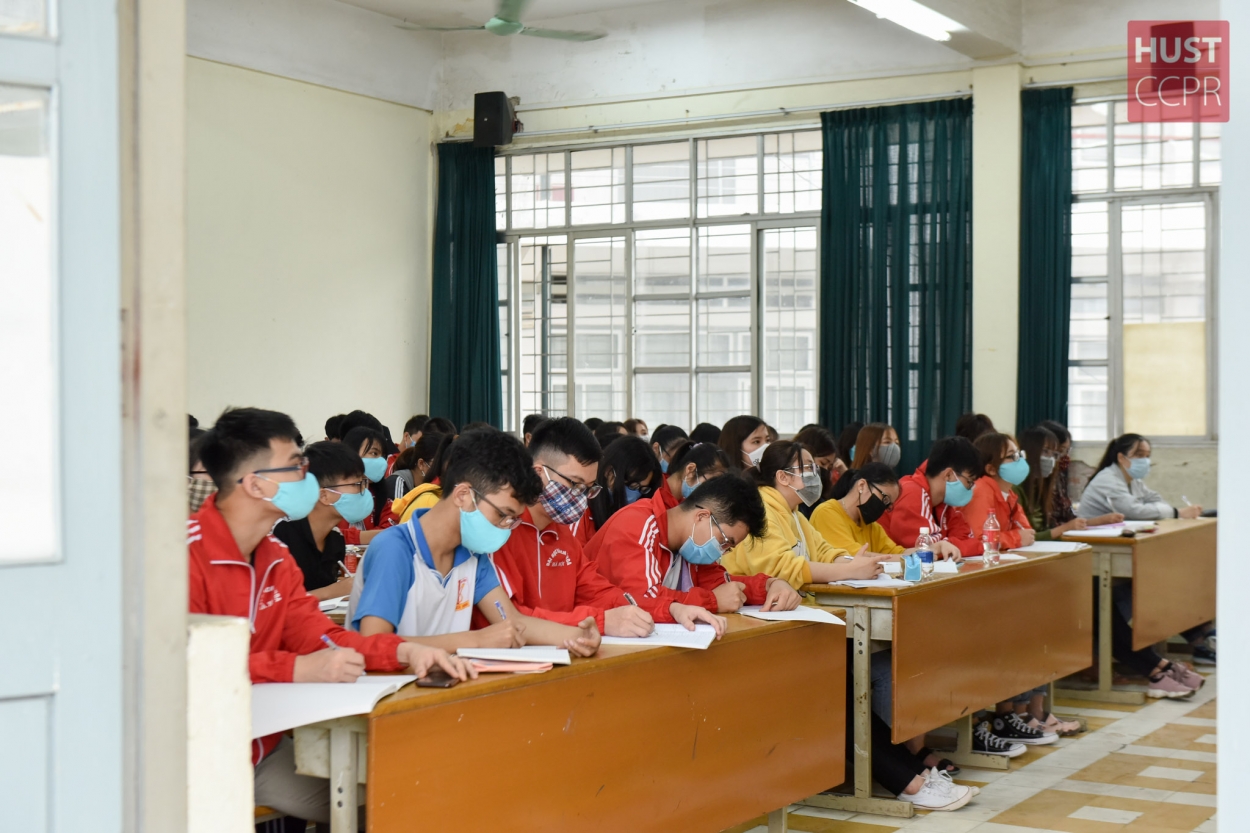 100% sinh viên Đại học Bách khoa Hà Nội đeo khẩu trang lên lớp