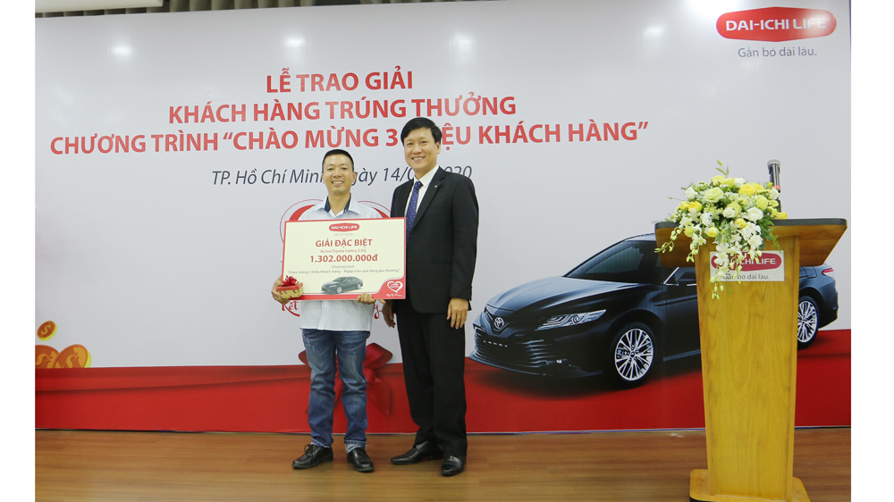 Ông Trần Đình Quân, Chủ tịch kiêm Tổng Giám đốc Dai-ichi Life Việt Nam trao chìa khóa chiếc xe Toyota Camry 2.5Q trị giá hơn 1,3 tỷ đồng cho ông Lưu Quốc Vinh, TP Hồ Chí Minh, may mắn trúng giải Đặc biệt của chương trình khuyến mại “Chào mừng 3 triệu khách hàng – Ngập tràn quà tặng yêu thương”