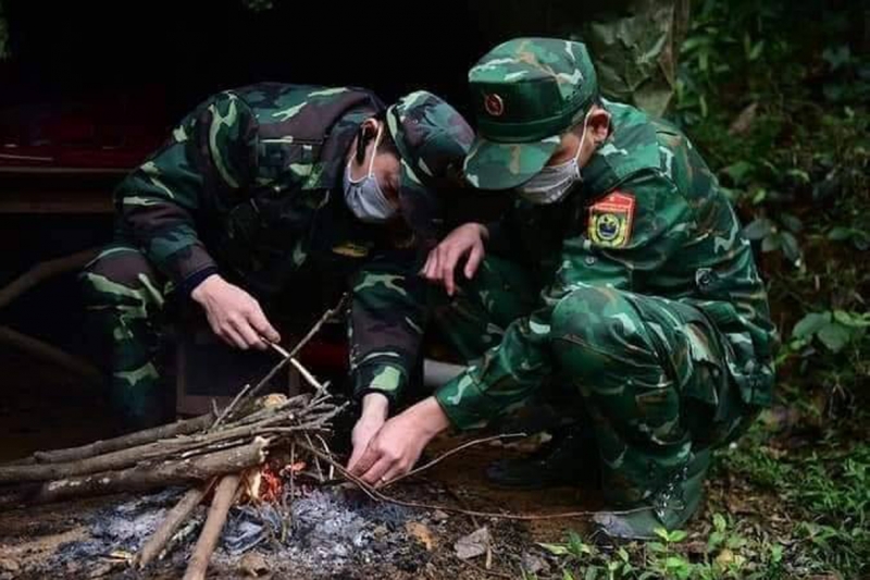 Chiến sĩ biên phòng Lạng Sơn nhóm lửa sưởi ấm tại lán dã chiến