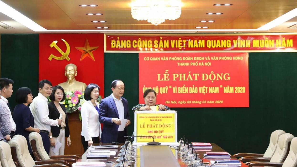 Cơ quan Văn phòng Đoàn đại biểu Quốc hội và HĐND thành phố Hà Nội ủng hộ Quỹ  “Vì biển đảo Việt Nam”