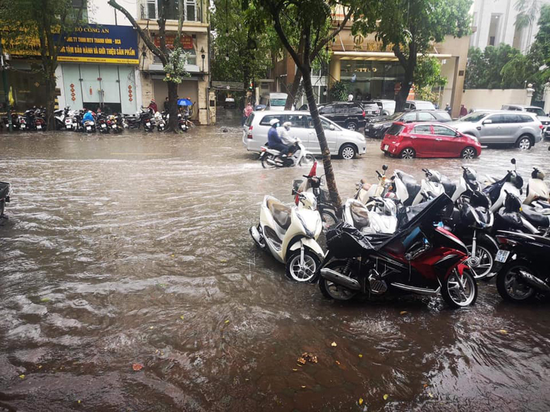 Nhiều tuyến phố Hà Nội bị ngập lụt sau trận mưa lớn đầu giờ chiều 3/3