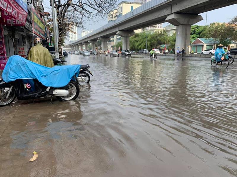 Nước ngập mênh mông sau trận mưa lớn tại đường Nguyễn Trãi (Hà Nội)