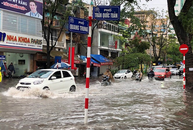 Mưa lớn khiến một vài tuyến phố ở Hà Nội bị ngập úng cục bộ