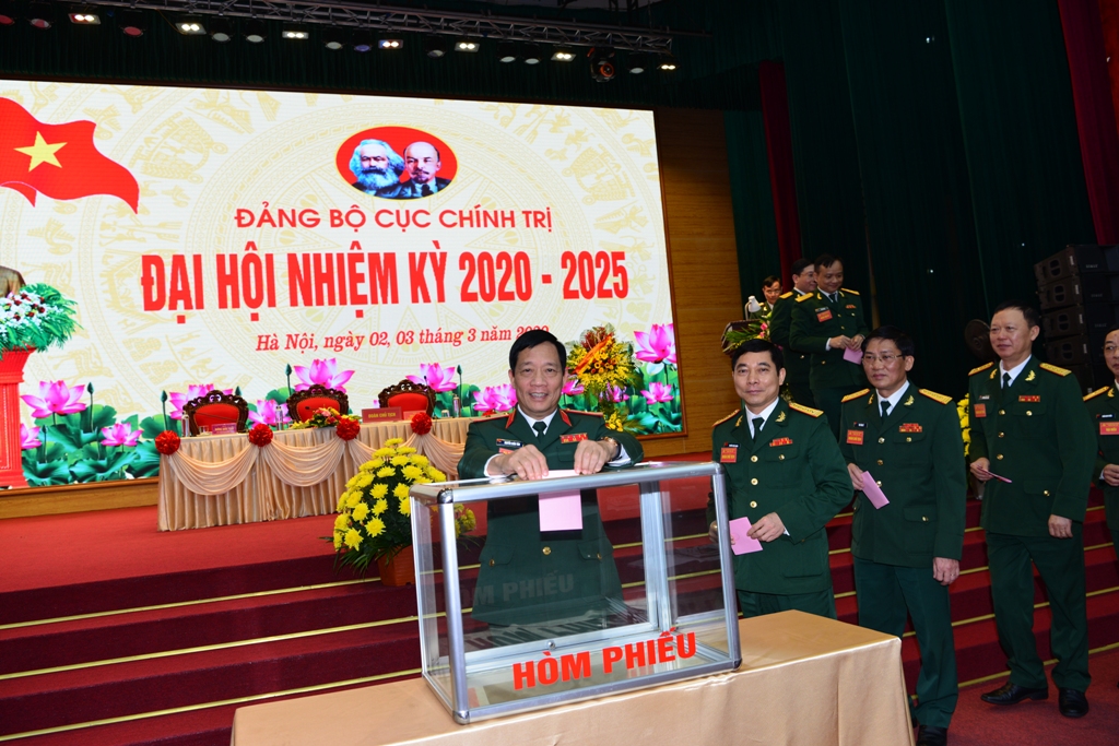 Đại biểu bỏ phiếu bầu BCH Đảng bộ nhiệm kỳ 2020-2025