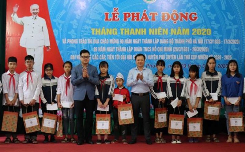 Các vị đại biểu tặng quà tới học sinh có hoàn cảnh khó khăn