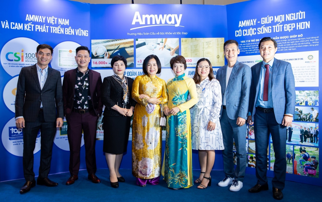 Đại diện Amway Việt Nam chụp ảnh lưu niệm tại khu trưng bày Trách nhiệm xã hội của doanh nghiệp.