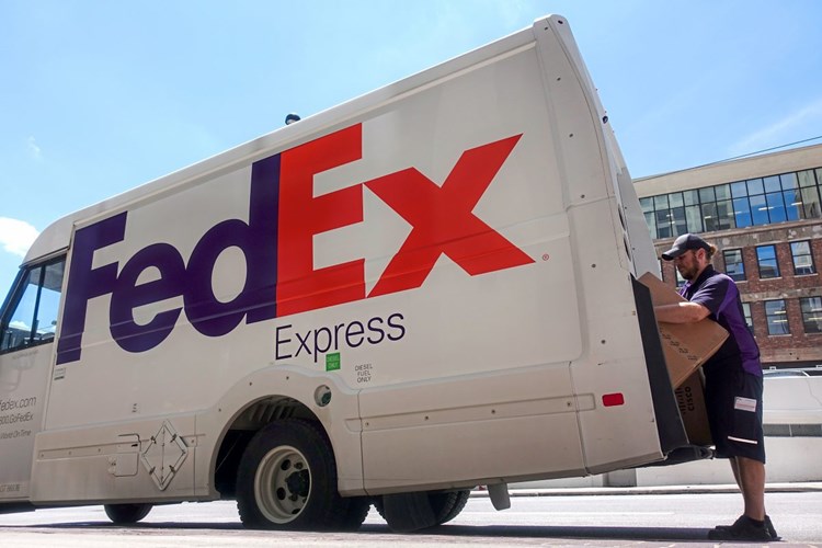 FedEx vận chuyển thiết bị y tế khẩn cấp đến Trung Quốc