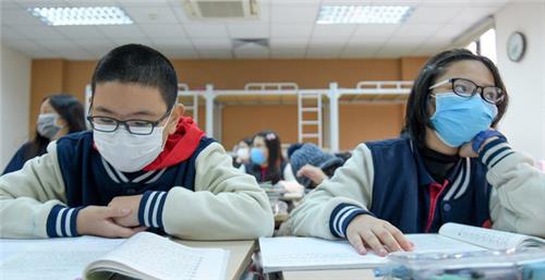 TP HCM: Lấy ý kiến phụ huynh về việc học sinh đeo khẩu trang trong trường