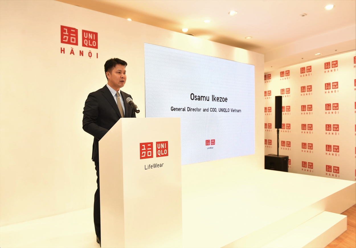 Ông Osamu Ikezoe, Tổng Giám đốc UNIQLO Việt Nam phát biểu tại họp báo