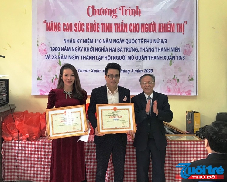 Ông Lê Trung Quyết, Chủ tịch Hội Người mù thành phố Hà Nội trao giấy chứng nhận tới các nghệ sĩ