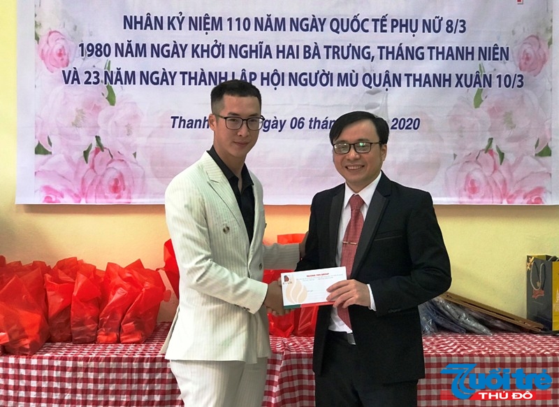 Anh Nguyễn Tiến Thành, Chủ tịch Hội Người mù quận Thanh Xuân đại diện người khiếm thị nhận hỗ trợ từ doanh nghiệp từ thiện