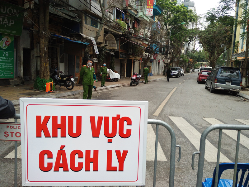 Sau khi người phụ nữ đi du lịch châu Âu về Hà Nội có kết quả dương tính với Covid-19, khu phố Trúc Bạch đã được phong tỏa, cách ly