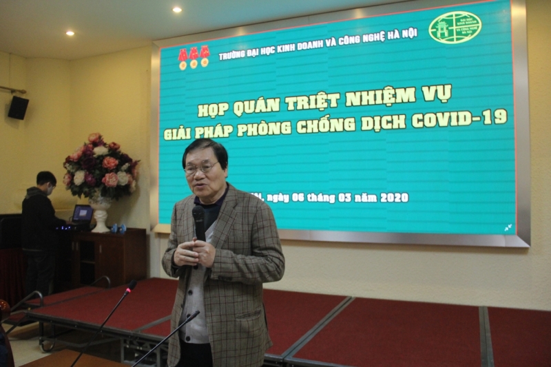 PGS.TS Phạm Dương Châu, Phó Hiệu trưởng, Trưởng ban chỉ đạo phòng chống dịch bệnh viêm phổi cấp nCoV của nhà trường phát biểu tại cuộc họp