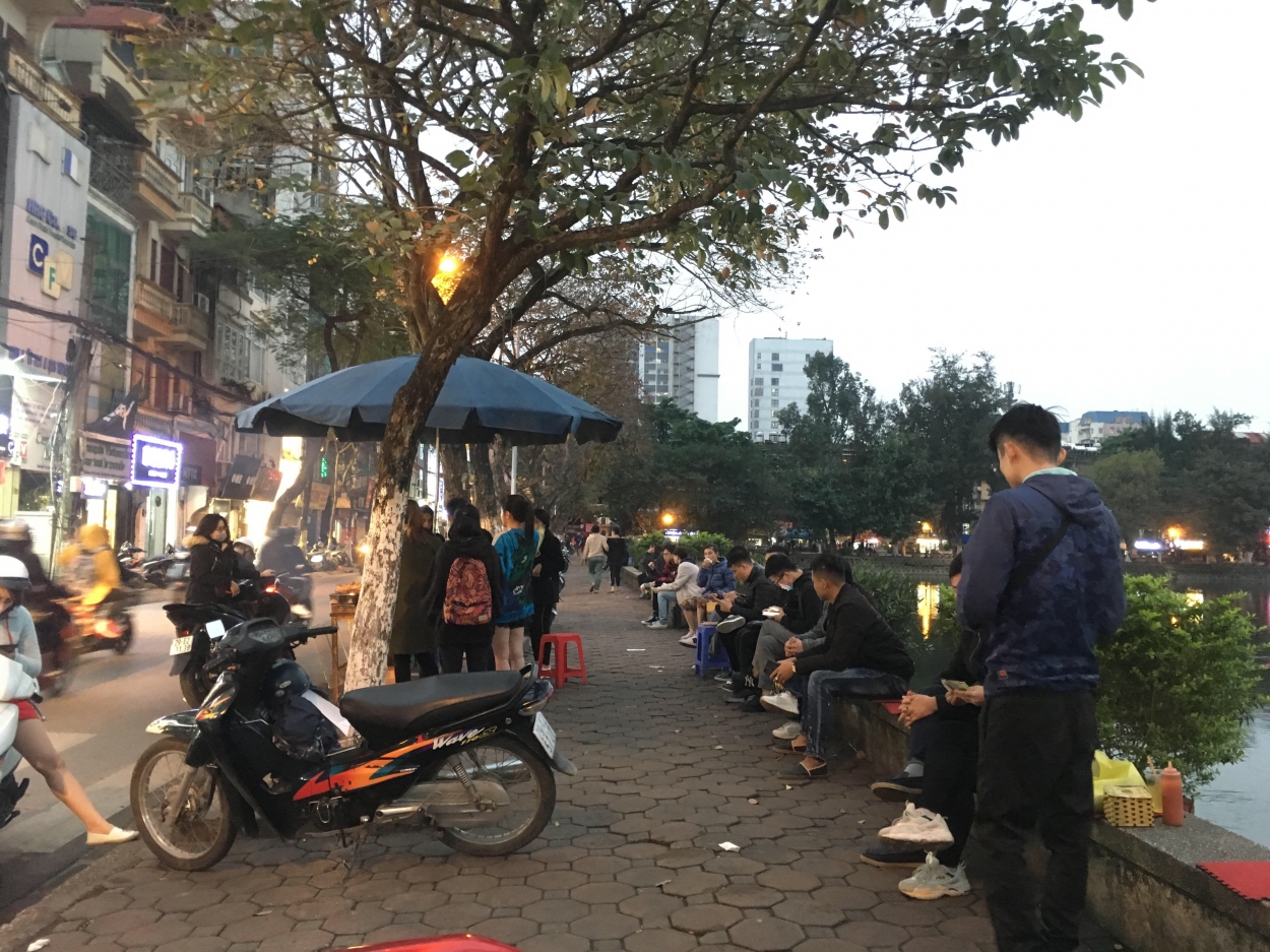 Vỉa hè trở thành nơi kinh doanh và thưởng thức ẩm thực