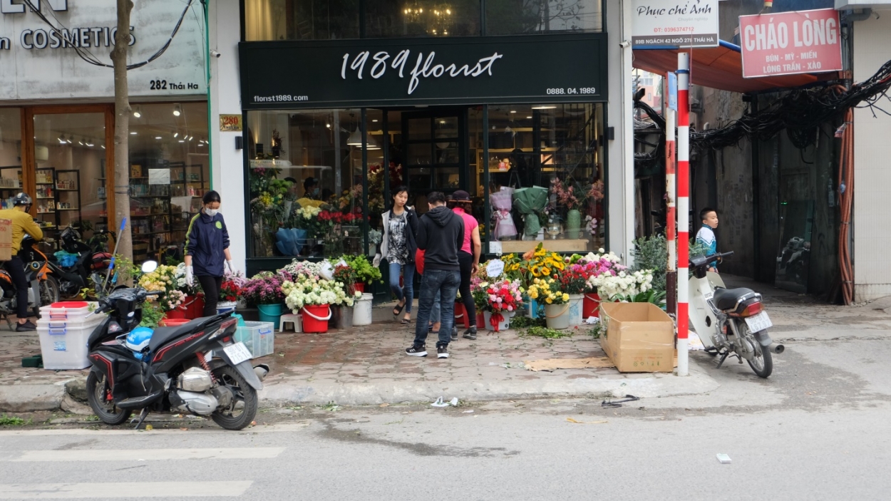 Cửa hàng hoa trên đường Thái Hà lấn chiếm vỉa hè làm nơi buôn bán