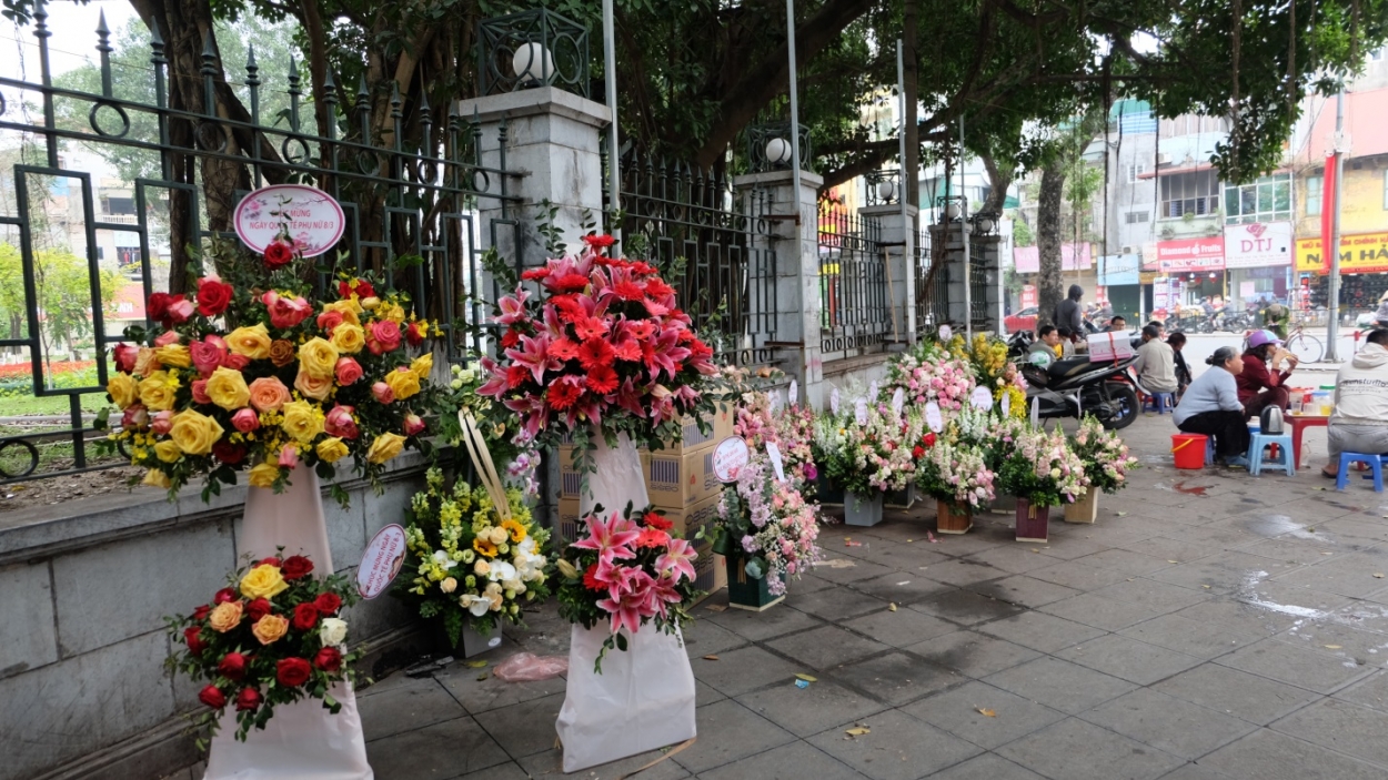 Những giỏ hoa ngang nhiên bày bán trên vỉa hè phía trước gò Đống Đa