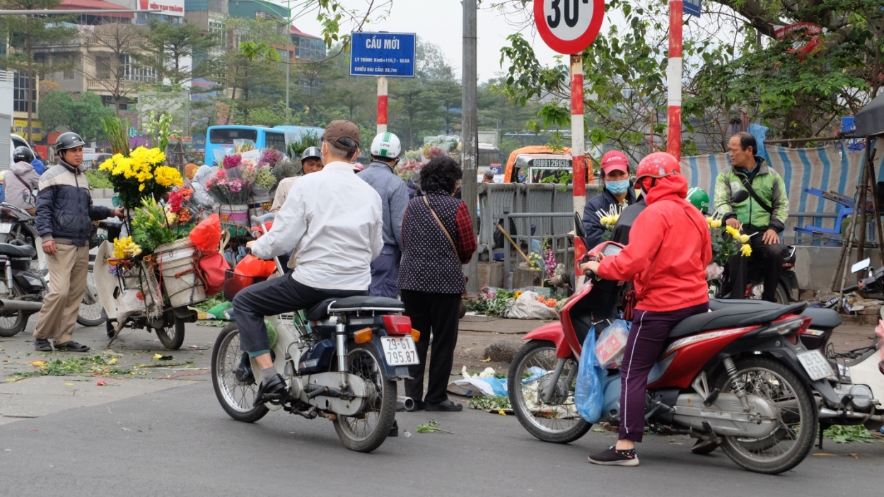 Một khung cảnh lộn xộn tại khu vực Cầu Mới