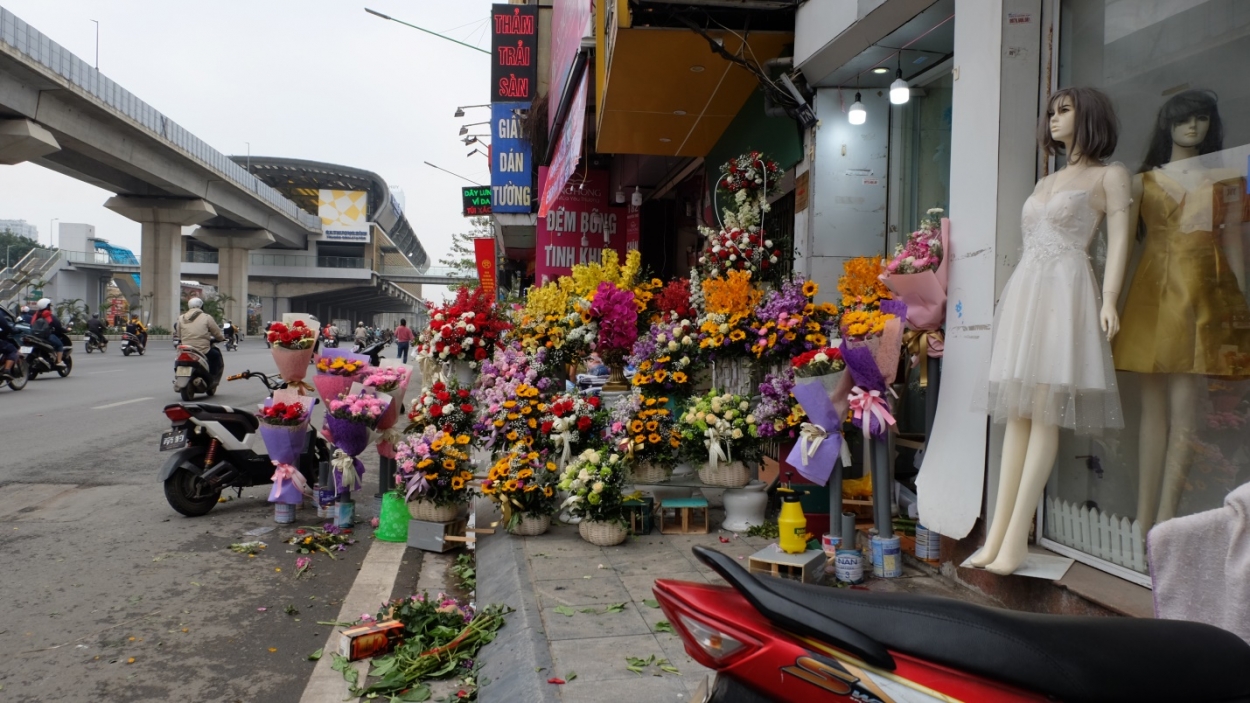 Các cửa hàng hoa trên đường Nguyễn Trãi lấn chiếm vỉa hè, thậm chí tràn ra cả lòng đường để bày bán