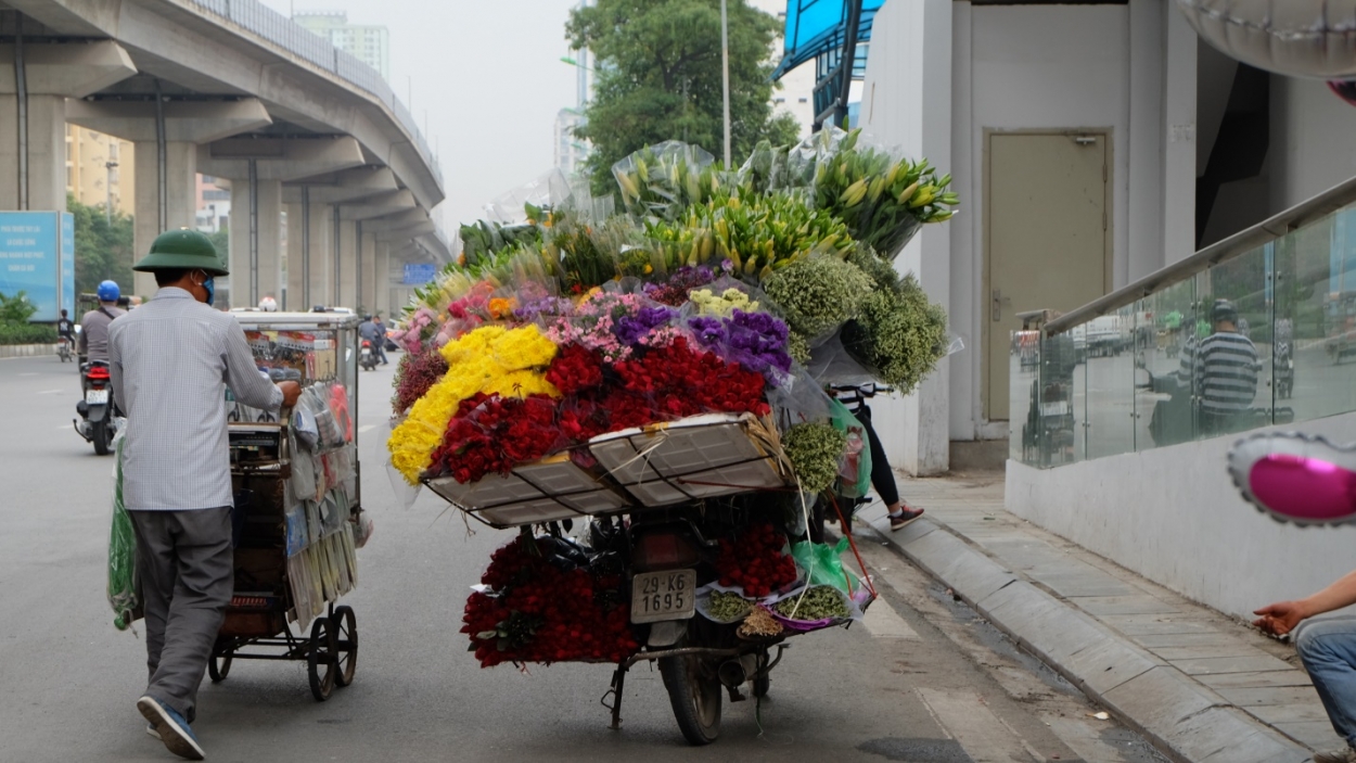 Một loạt xe hoa dựng dưới lòng đường Trần Phú bên ngoài Học viện Y Dược học cổ truyền gây cản trở giao thông
