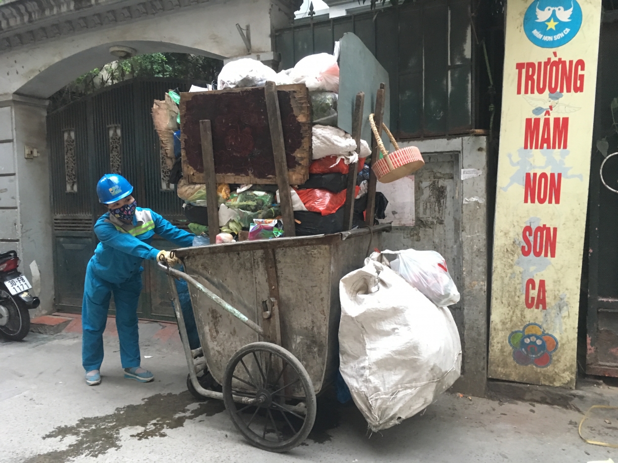 Chuyện nghề của nữ công nhân 25 năm làm đẹp phố phường Hà Nội