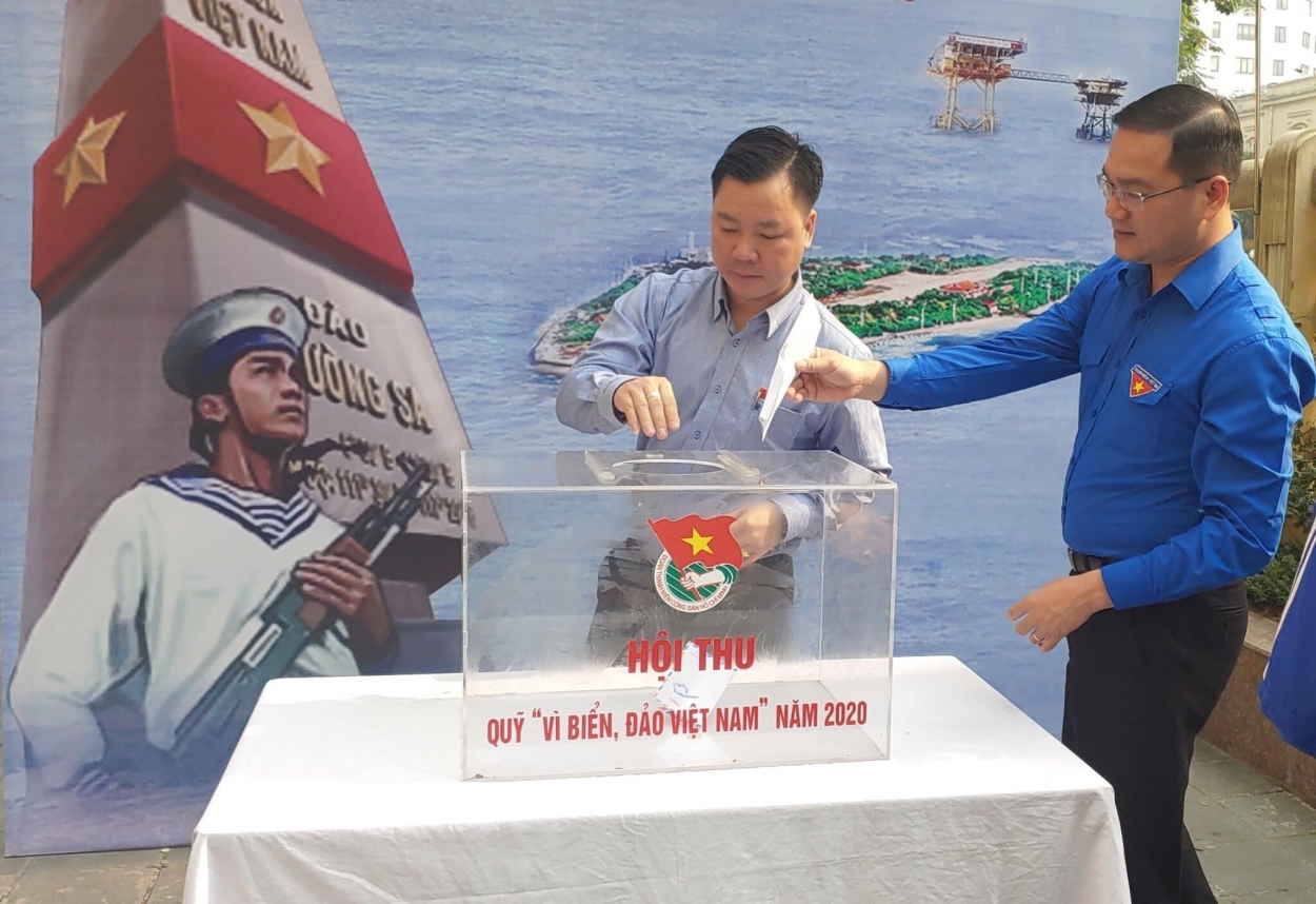 Đồng chí: Nguyễn Sỹ Trường, Phó Chủ tịch Ủy ban Mặt trận Tổ quốc Việt Nam thành phố Hà Nội và đồng chí Nguyễn Ngọc Việt, Ủy viên Ban Thường vụ Trung ương Đoàn, Thành ủy viên, Bí thư Thành đoàn Hà Nội, ủng hộ Quỹ