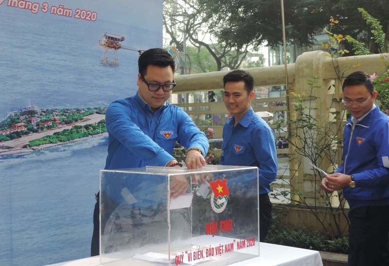 Các đồng chí trong lãnh đao Thành đoàn Hà Nội ủng hộ Quỹ