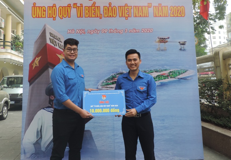 Đồng chí Lý Duy Xuân, Phó Bí thư Thành đoàn Hà Nội đón nhận ủng hộ từ các cơ sở Đoàn