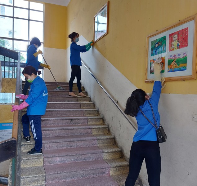 Đoàn viên, thanh niên quận Hoàng Mai cũng tích cực vệ sinh môi trường tại trường học