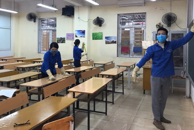 Các Chi đoàn trường học của quận Hoàng Mai cũng tích cực vệ sinh, khử khuẩn lớp học