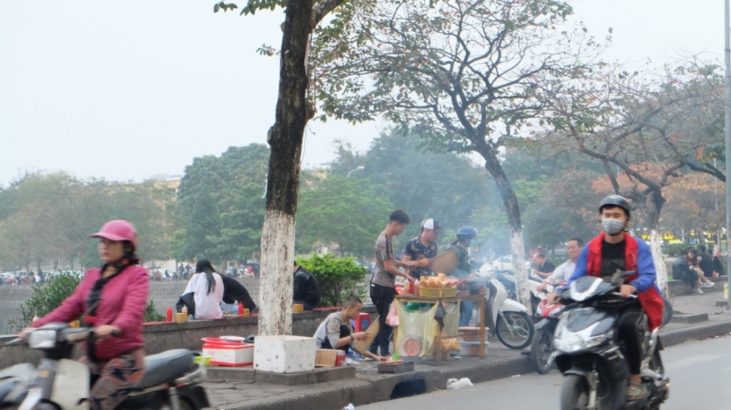 Hà Nội: Tái diễn tình trạng chiếm dụng không gian quanh hồ làm nơi kinh doanh