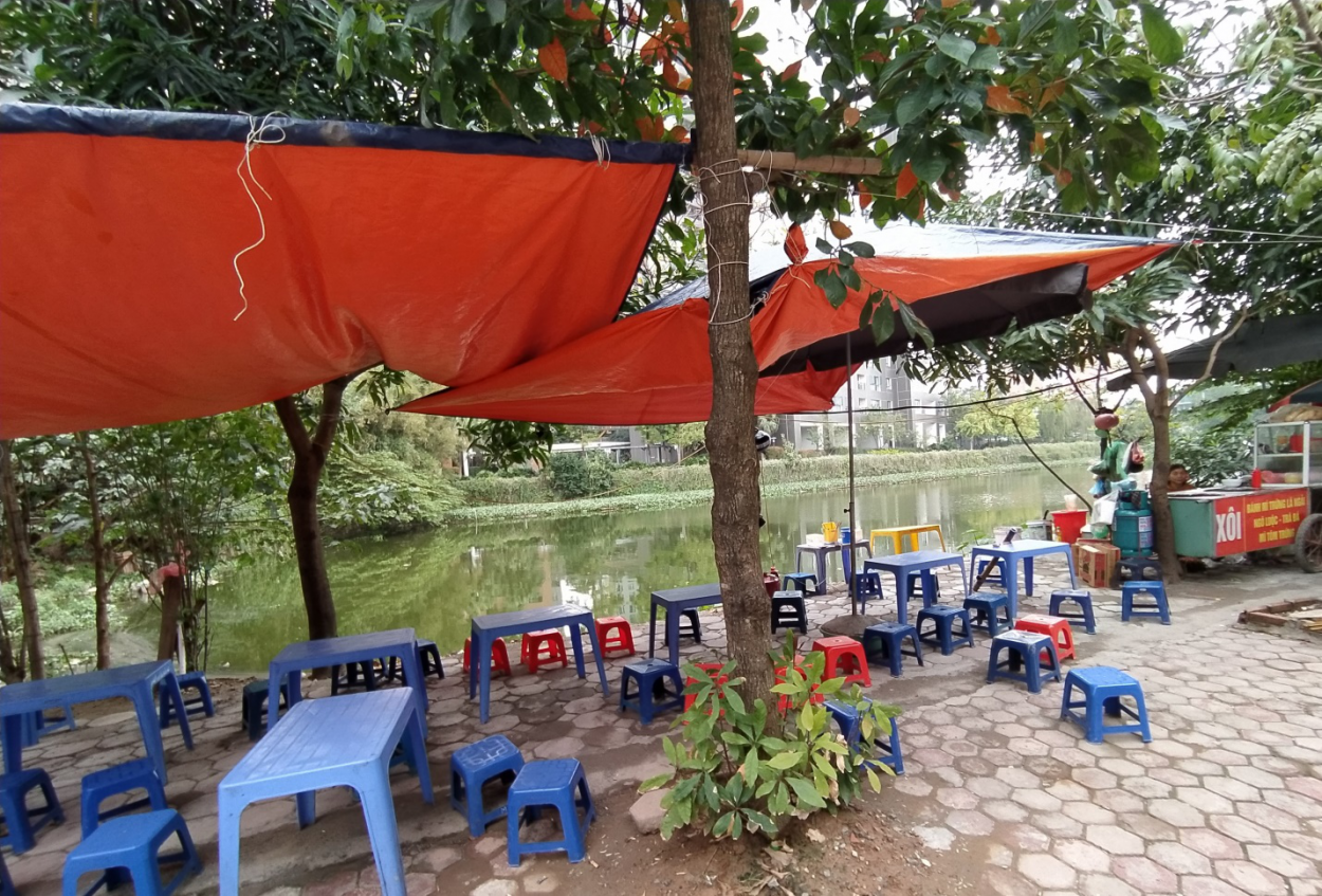 Vỉa hè quanh hồ Mỗ Lao bị chiếm dụng, xếp đầy bàn ghế làm nơi buôn bán