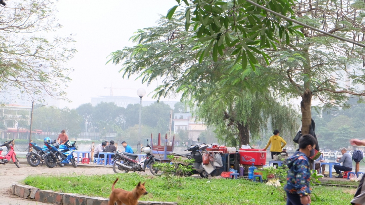 Cảnh lộn xộn, nhếch nhác tại hồ Văn Quán