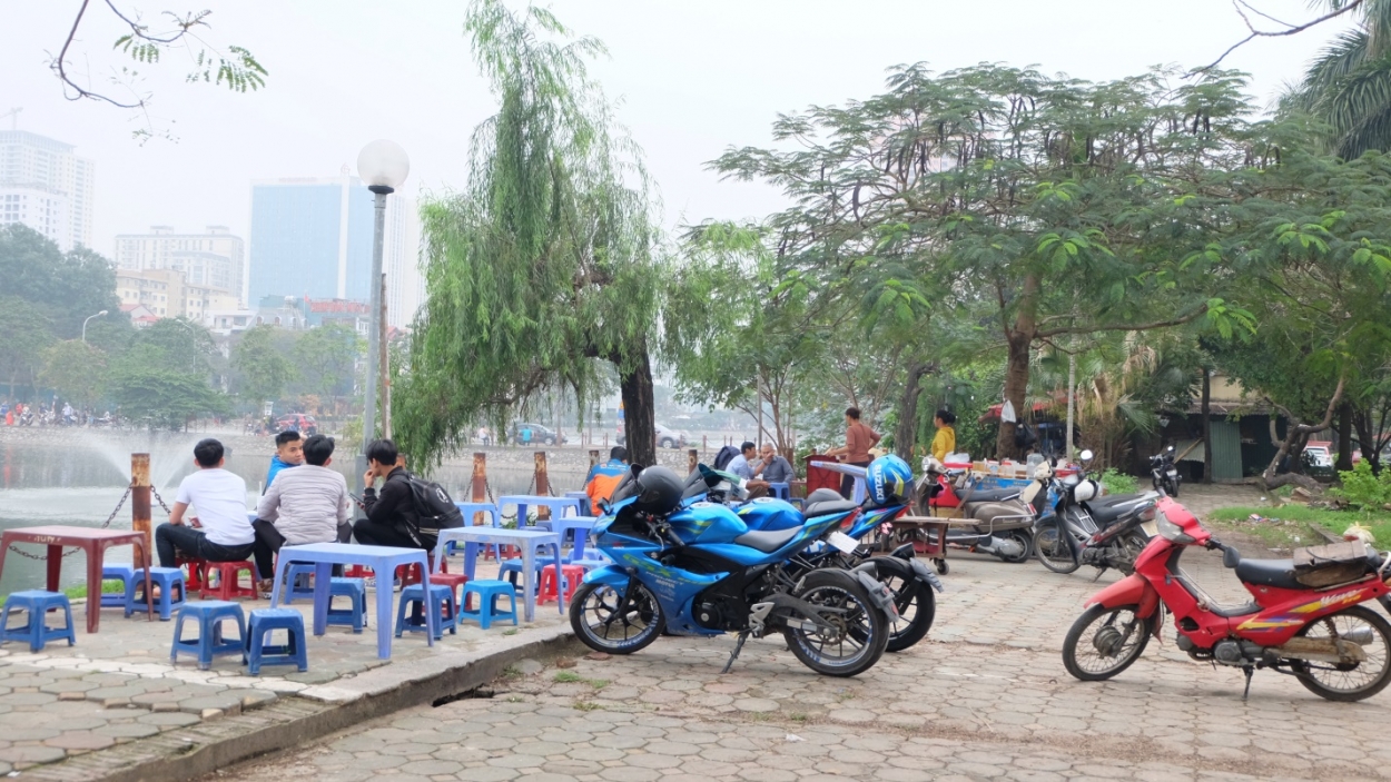 Xe cộ và bàn ghế để tràn lan tại hồ Văn Quán