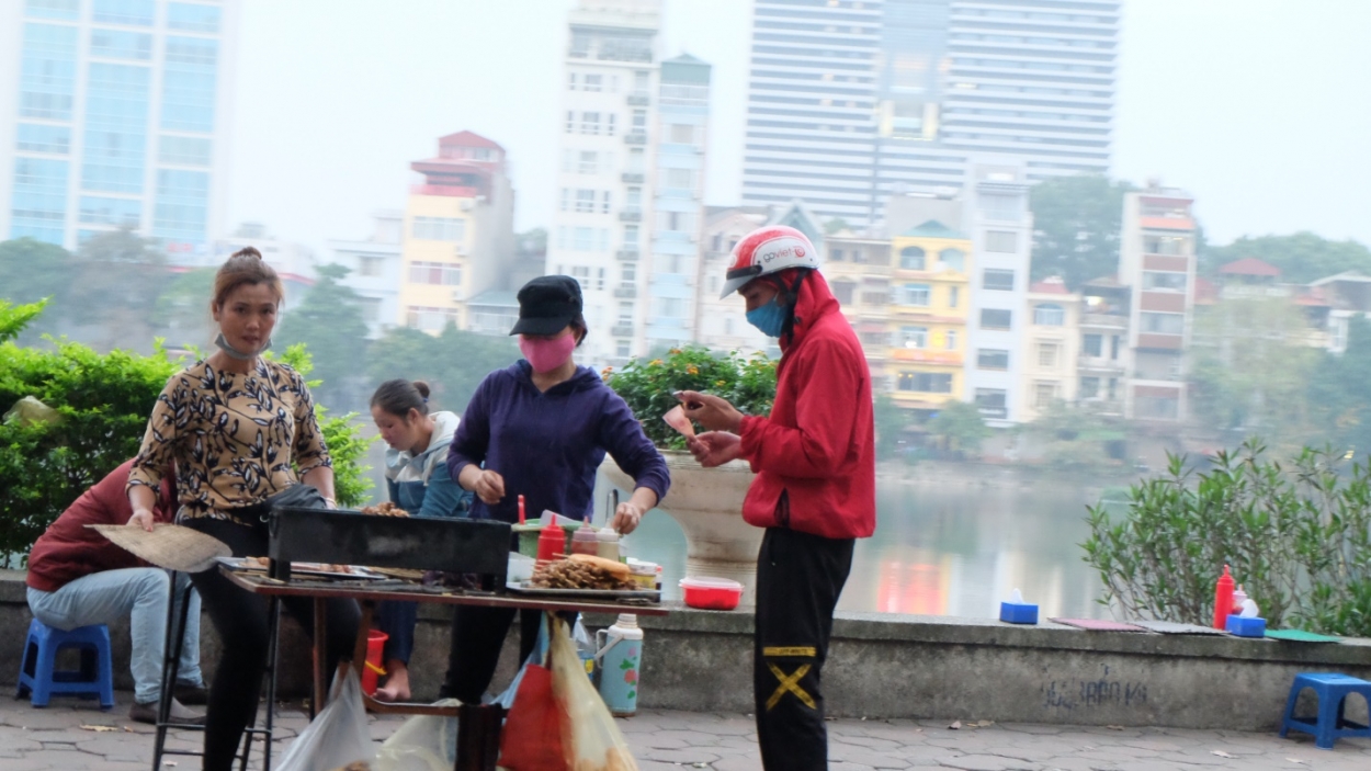Những điểm bán đồ ăn sẵn trên vỉa hè ven hồ Xã Đàn