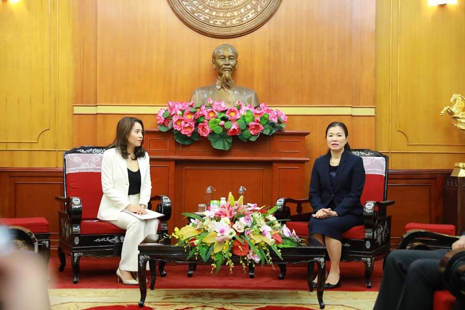 Bà Trương Thị Ngọc Ánh, Phó Chủ tịch UBTƯ MTTQ Việt Nam (bìa phải) hi vọng nghĩa cử của Tập đoàn TH được nhân rộng