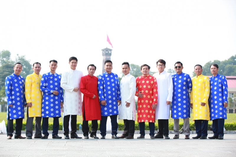 Các thầy giáo trường THCS Nguyễn Tri Phương trong trang phục áo dài truyền thống