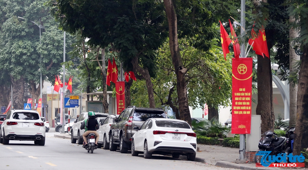 Băng rôn trang trí trên phố Lê Thánh Tông