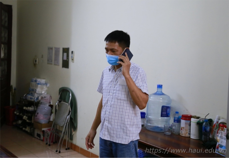 Cán bộ quản lý ký túc xá liên hệ với trạm y tế và Phòng Công tác Học sinh, sinh viên của trường Đại học Công nghiệp Hà Nội