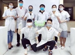 Sinh viên Đại học Mỏ - Địa chất sản xuất nước rửa tay sát khuẩn phát miễn phí