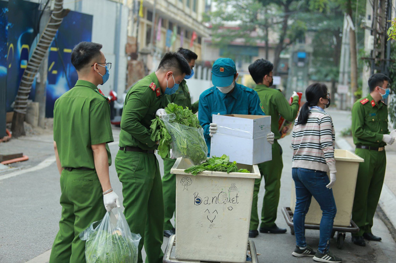 Nhu yếu phẩm được các chiến sĩ công an, dân quân tự vệ phường Trúc Bạch phân phát đến tận tay các hộ dân đang phải cách ly phòng dịch Covid-19 ở phố Trúc Bạch